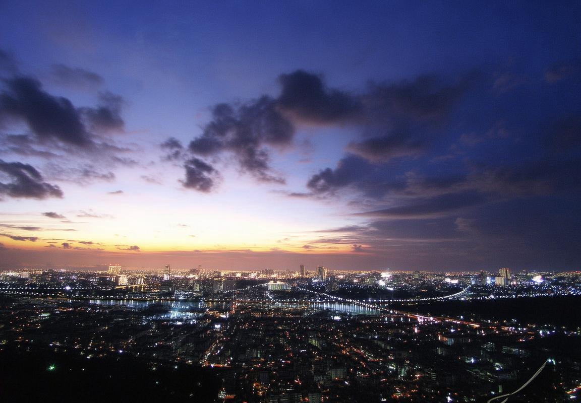 八强赛广告收入创新高，电竞商业化进程迅猛。